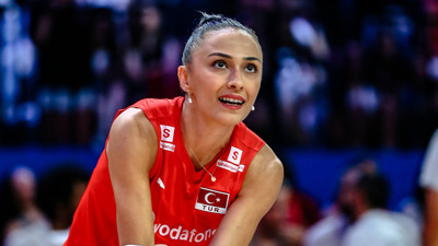 Milli voleybolcu Simge Aköz, başparmağından ameliyat olacak