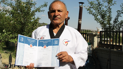 65 yaşındaki taekwondocu hareketleriyle gençlere taş çıkartıyor