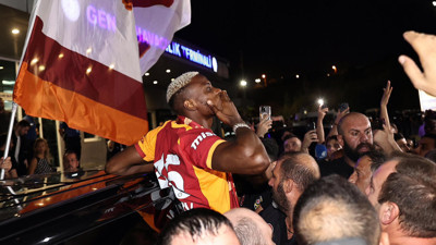 Osimhen'in İstanbul'a gelişi Avrupa'yı salladı: Yazın transferini binlerce insan kutladı!