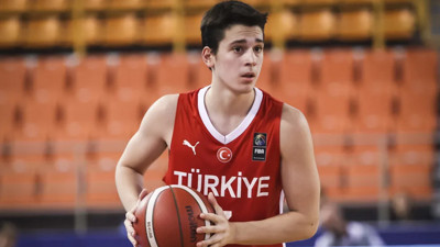 Fenerbahçe'nin genç basketbolcu Ömer Ege Ziyaettin kariyerine ABD'de devam etme kararı aldı