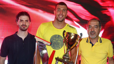 Yüzmedeki kupa el değiştirdi, Galatasaray'dan alınıp Fenerbahçe'ye verildi