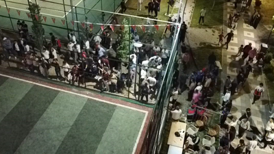 Hakemin kararına tepki gösteren taraftarlar saha kapısına akın etti