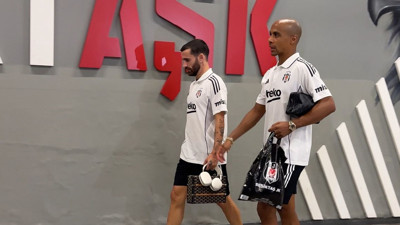 Son dakika golünü atan Rafa Silva, Mario ile gitti