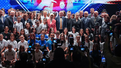 Kadın futbolcuların "II. Kristal Ayaklar Ödül Töreni Ankara'da yapıldı