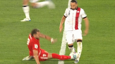 Yalnızca 5 dakika sahada kaldı! A Milli Takım 10 kişi