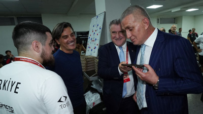 Cumhurbaşkanı Erdoğan'dan A Milli Takım'a tebrik telefonu