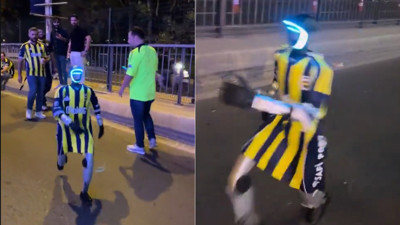 Kadıköy'de Kerem Aktürkoğlu formasıyla gezen robot