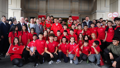 Avrupa ikincisi milli basketbolcular, yurda dönünce açıklamalarda bulundular
