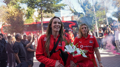 A Milli Kadın Voleybol Takımı, çiçeklerle karşılandı
