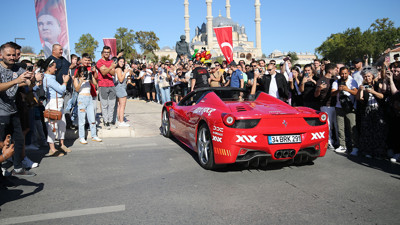 Spor araçlar "Gumball 3000 Rallisi" için Selimiye Meydanı'nda sergilendi