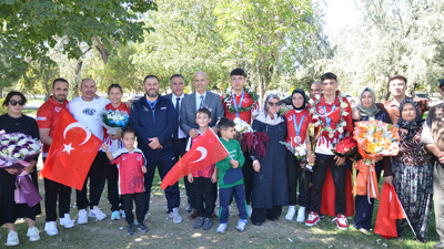 Avrupa Gençler Kick Boks Şampiyonası'nda madalya kazanan sporcular, çiçeklerle karşılandı