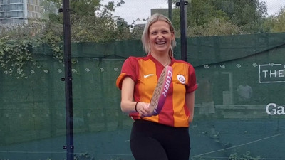 Ünlü spiker Galatasaray forması giydi