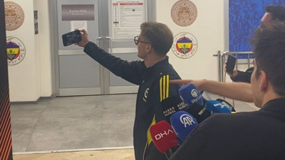 Kerem Aktürkoğlu gazetecilerle selfie yaptı