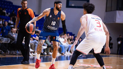 Anadolu Efes, Hapoel Tel Aviv'e mağlup