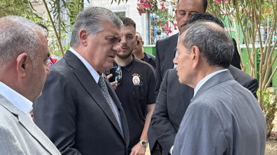 Dursun Özbek'ten Serdal Adalı'ya jest