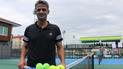 Tenis tutkunu kaymakam, sporcu kişiliğiyle gençlere rol model oluyor