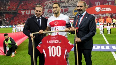 A Milli Takım'da 100. maçına çıkan Hakan Çalhanoğlu’na plaket