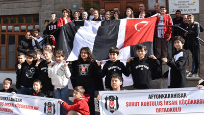 Beşiktaş Kulübü üyeleri, Afyonkarahisar'da öğrencilere forma hediye etti