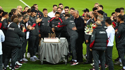 Hakan Çalhanoğlu'nun 100. maç pastasını Kocaeli’nde kesildi