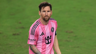 Messi formasını taraftara verdi