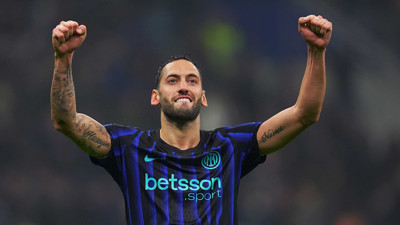 Hakan Çalhanoğlu, İtalya'da tam sayfa manşet