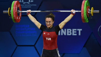 Milli halterci Aysel Özkan'dan 1 altın, 1 gümüş madalya