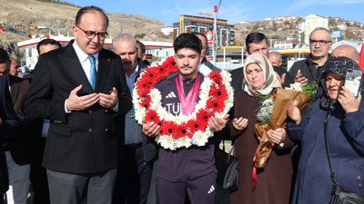 Dünya rekortmeni milli halterci coşkuyla karşılandı