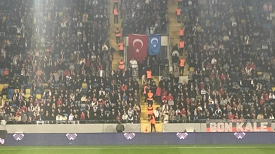 Gençlerbirliği taraftarı tribüne Doğu Türkistan bayrağı astı