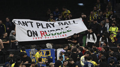 Fenerbahçe taraftarı, Maccabi maçında Filistin bayrakları açtı
