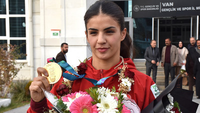Şampiyon boksör Erginoğuz memleketi Van'a döndü