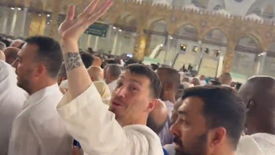 Galatasaraylı bir taraftar Umre'de Mert Hakan Yandaş'a denk geldi