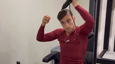 Yunus Akgün saçlarını kendisi yapıyor