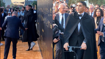 Achraf Hakimi ödül törenine scooter ile katıldı