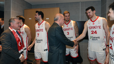 Cumhurbaşkanı Erdoğan 12 Dev Adam'ı tebrik etti