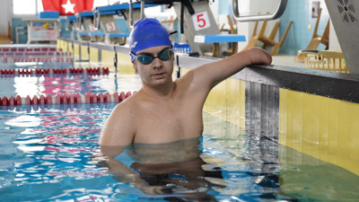 Isparta'da doğuştan bir kolu olmayan öğrenci engelleri yüzerek aşıyor