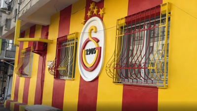 Sarı-kırmızı "sevgisini" evinin duvarına yansıttı