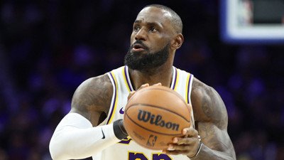 LeBron James 40 yaşında şov yapmaya devam ediyor!
