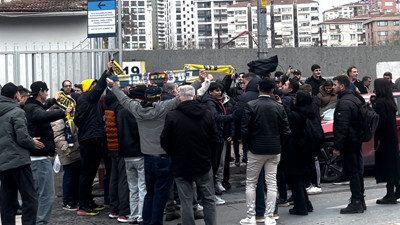 Fenerbahçe taraftarları, stadyumun önünde toplandı