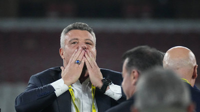 Sadettin Saran taraftarı selamladı