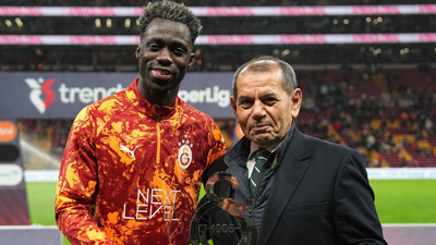 Galatasaray'da 100. maçına çıkan Davinson Sanchez'e plaket verildi