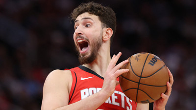 Alperen Şengün'den galibiyete "triple-double" eşiğinde katkı