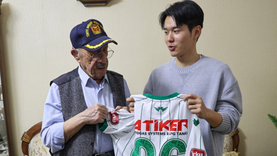 Konyaspor'un Güney Koreli oyuncusu Jinho Jo, 96 yaşındaki Kore gazisi ile buluştu