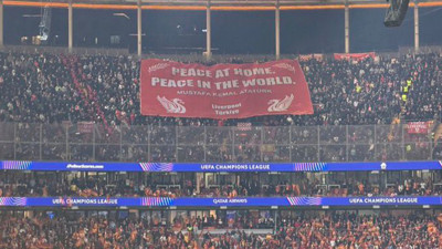 Liverpool tribünleri Mustafa Kemal Atatürk'ün sözünü pankart olarak açtı