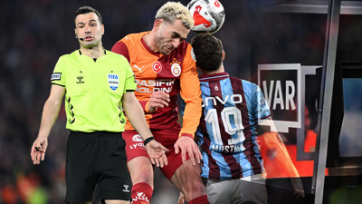 Hakem VAR'ı dinlemedi! Kırmızı kart göstermedi