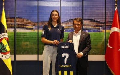 Milli voleybolcu Hande Baladın resmen Fenerbahçe'de!