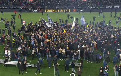 Viking FK 34 yıl sonra şampiyon oldu, taraftar sahaya indi