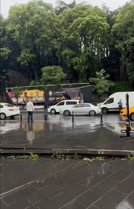 Tüpraş Stadyumu'nda kriz! Beşiktaş taraftarı Galatasaray afişlerini yırttı attı - Resim: 3