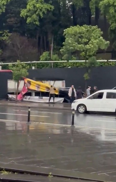 Tüpraş Stadyumu'nda kriz! Beşiktaş taraftarı Galatasaray afişlerini yırttı attı - Resim: 6