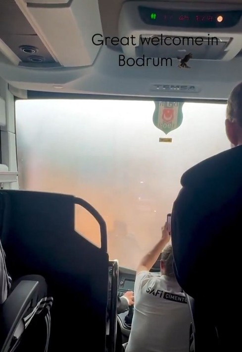 Beşiktaş taraftarı takımı karşıladı, otobüsten 'Vurunca ne oluyor' tepkisi geldi! Herkes o ismi arıyor - Resim: 5