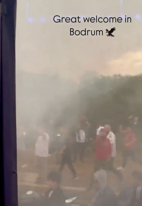 Beşiktaş taraftarı takımı karşıladı, otobüsten 'Vurunca ne oluyor' tepkisi geldi! Herkes o ismi arıyor - Resim: 6